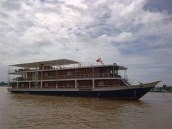 Tourists are enjoying Toum Tiou II Cruise